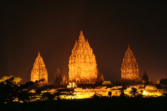 File:Prambanan at night.jpg